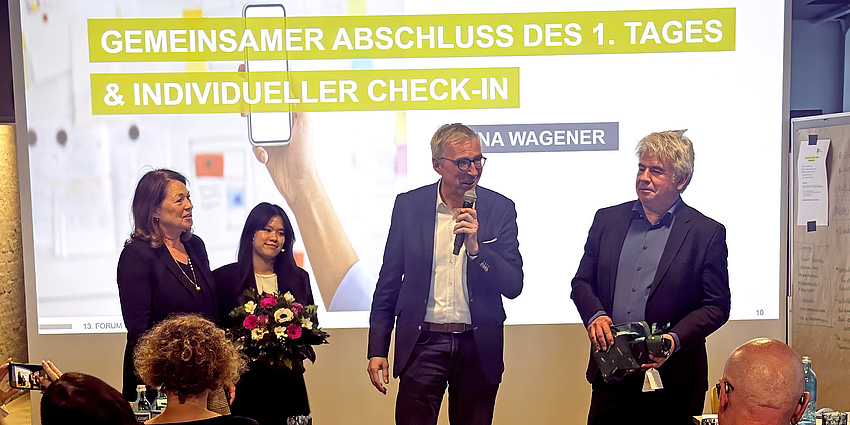 Klaus Leuchtmann, Vorstandsvorsitzender des EBZ verabschiedet Rüdiger Grebe, Leiter der EBZ Akademie sowie des Bereichs Coaching und Consulting und Elke Nippold-Rothes, Trainerin für Führungskräfte- und Personalentwicklung. Bildquelle: EBZ.