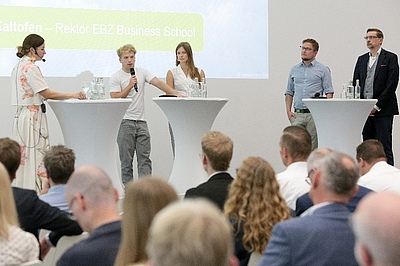 Hype und Wirkung von KI diskutierten (v. li.) Moderatorin Ines Leistenschneider, Max Brauckmann, Anastasia Lysenko, Thomas Maciejewski und Prof. Dr. Daniel Kaltofen, Rektor der EBZ Business School. Bildquelle: EBZ/Andreas Molatta. 