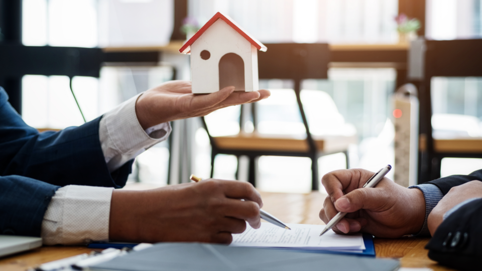 Aktuelle Gesetzesinitiativen und Gerichtsurteile müssen Wohnungs- und Immobilienunternehmen in ihre tägliche Arbeit integrieren. Aktuell führen die Europäische Energieeffizienzrichtlinie (EED) und das deut-sche Klimaschutzmaßnahmenpaket zu gravierenden Änderungen im Miet- und Betriebskostenrecht. Aber auch auf die Novellierung des WEG-Gesetzes müssen sich Immobilienunternehmen im Jahr 2021 einstellen. Daher hat das EBZ Experten des Mietrechts im Vorfeld der Mietrechtstagung 2021 zu genau diesen Themen interviewt