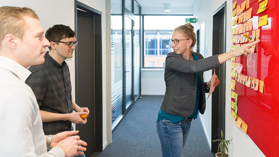 Neben dem regulären Tagesgeschäft warten immer häufiger projektbezogene Aufgaben auf Mitarbeiter in Wohnungsunternehmen.  Projektarbeit – ohne abgesteckten Rahmen – zwingt Projektverantwortliche, sich eigene Strukturen zu schaffen. Das kostet wertvolle Ressourcen.  Der Aufbau von flexiblen Projektstrukturen neben der Linienorganisation ist notwendig, um über die tradierten Abteilungsgrenzen hinaus zukunftsweisende Projekte zu initiieren, durchzuführen und erfolgreich abzuschließen. Neben dem regulären Tagesgeschäft warten immer häufiger projektbezogene Aufgaben auf Mitarbeiter in Wohnungsunternehmen.  Projektarbeit – ohne abgesteckten Rahmen – zwingt Projektverantwortliche, sich eigene Strukturen zu schaffen. Das kostet wertvolle Ressourcen.  Der Aufbau von flexiblen Projektstrukturen neben der Linienorganisation ist notwendig, um über die tradierten Abteilungsgrenzen hinaus zukunftsweisende Projekte zu initiieren, durchzuführen und erfolgreich abzuschließen. Neben dem regulären Tagesgeschäft warten immer häufiger projektbezogene Aufgaben auf Mitarbeiter in Wohnungsunternehmen.  Projektarbeit – ohne abgesteckten Rahmen – zwingt Projektverantwortliche, sich eigene Strukturen zu schaffen. Das kostet wertvolle Ressourcen.  Der Aufbau von flexiblen Projektstrukturen neben der Linienorganisation ist notwendig, um über die tradierten Abteilungsgrenzen hinaus zukunftsweisende Projekte zu initiieren, durchzuführen und erfolgreich abzuschließen.