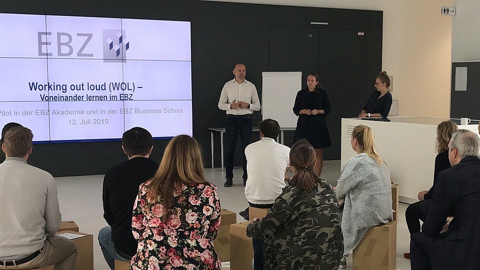 EBZ goes WOL – Voneinander und miteinander lernen Mitte Juli 2019 ist der Pilot zur Anwendung der Methode Working out Loud (WOL) beim EBZ gestartet. Nun fragen sich viele, genauso wie die eingeladenen Mitarbeiter zunächst auch: Was ist WOL?