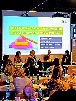 Podiumsdiskussion mit Sabine Hopf, Leiterin Personal und Organisation Baugenossenschaft Dennerstraße-Selbsthilfe eG und der Auszubildenden Sina Bawa sowie Phuong Anh Le Hoang, Community Managerin und Bildungsreferentin der EBZ Akademie. Bildquelle: EBZ.