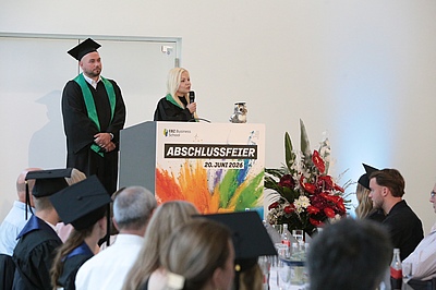 Hanna Gothe und Robert Dinstak, beide Absolventen des Masterstudiengangs Projektentwicklung. Bildquelle: Andreas Molatta.