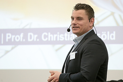 Prof. Dr. Christian Unsöld gab einen Blick Blick auf die Zukunft von Personal und Organisation. Bildquelle: EBZ/Andreas Molatta.