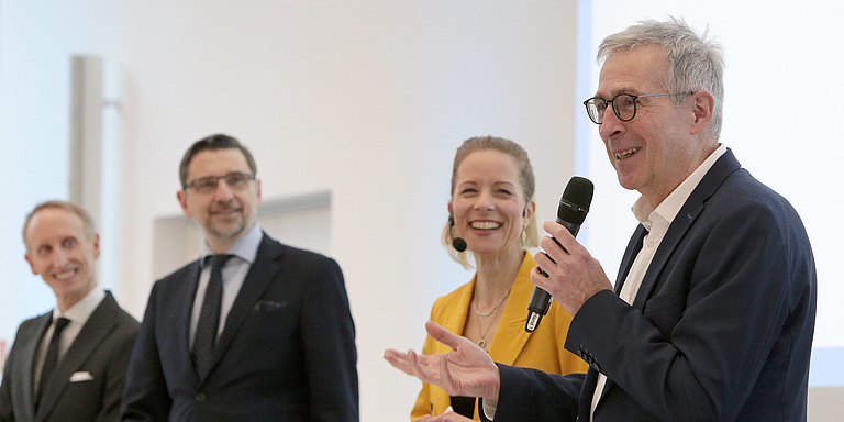 (v.l.n.r.) Begrüßung durch Prof. Dr. Rasmus C. Beck, Geschäftsführer, Duisburg Business & Innovation GmbH & Praxispartner am DIUT, Prof. Dr. Daniel Kaltofen, Rektor EBZ Business School, WDR-Moderatorin Miriam Lange und Klaus Leuchtmann, Vorstandsvorsitzender, EBZ-Stiftung.