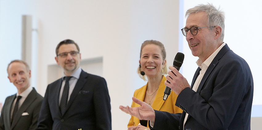 (v.l.n.r.) Begrüßung durch Prof. Dr. Rasmus C. Beck, Geschäftsführer, Duisburg Business & Innovation GmbH & Praxispartner am DIUT, Prof. Dr. Daniel Kaltofen, Rektor EBZ Business School, WDR-Moderatorin Miriam Lange und Klaus Leuchtmann, Vorstandsvorsitzender, EBZ-Stiftung. 