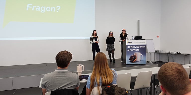 Bei Kaffee & Kuchen gaben Larissa Behr, Bildungsreferentin der EBZ Akademie sowie Nea Wohlfarth und Mine Ulrich, Studien- und Karriereberatung der EBZ Business School, Einblicke in Bildungswege am EBZ. Bildquelle: EBZ.