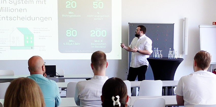 „Nicht mehr. Nicht weniger. Genau richtig dämmen.“ – Melvin Dübbert präsentiert sein Start-up „Öko²“. Bildquelle: EBZ / Sabrina Gremm.