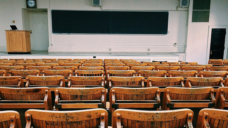 Neue Wege und neue Formate zu etablieren – das war ein positiver Effekt der letzten Wochen. Daher möchten wir einen Überblick über gemachte Erfahrungen geben und von der Online-Konferenz zum Thema „Ausbildung und Personalentwicklung in Corona-Zeiten“ berichten. Auch ein Ausblick auf kommende neue Formate darf natürlich nicht fehlen.