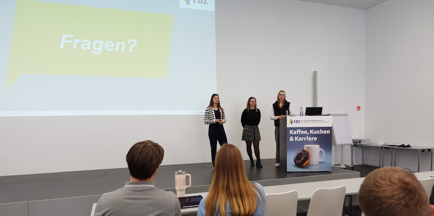 Bei Kaffee & Donuts gaben Larissa Behr, Bildungsreferentin der EBZ Akademie sowie Nea Wohlfarth und Mine Ulrich, Studien- und Karriereberatung der EBZ Business School, Einblicke in Bildungswege am EBZ. Bildquelle: EBZ.