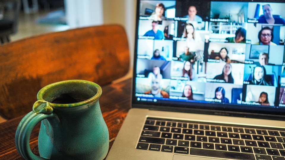 In unseren Bildungsalltag ist das Online-Lernen inzwischen eingezogen, daher schauen wir heute, wie es denn in der Realität funktioniert. Wir werfen einen ehrlichen Blick auf die Tücken und Freuden beim Online-Lernen aus verschiedenen Perspektiven: Dozenten und Teilnehmende im Online-Bilanzbuchhalterlehrgang. 