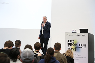 Klaus Leuchtmann, Vorstandsvorsitzender des EBZ, eröffnet die EBZ PropTech Days 2025.