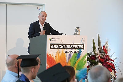 Alexander Rychter, Verbandsdirektor des VdW Verband der Wohnungs- und Immobilienwirtschaft Rheinland Westfalen e.V., machte deutlich, welche Verantwortung und Gestaltungsmöglichkeiten auf die Absolventinnen und Absolventen warten. Bildquelle: Andreas Molatta.