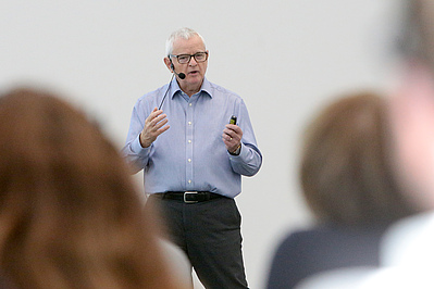 David Orr CBE, Vorsitzender des Clarion Housing Association Board und langjähriger Vertreter des britischen Social-Housing-Sektors, über die „5 Giants“ Verbundenheit, Resilienz, Genügsamkeit, Vertrauen und Gesundheit. Bildquelle: EBZ/Andreas Molatta.