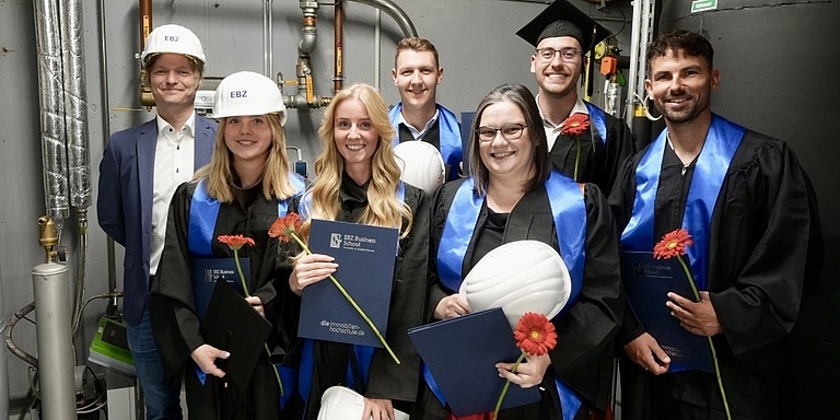 Die ersten Absolventinnen und Absolventen des Bachelorstudiengangs „Nachhaltiges Energie- und Immobilienmanagement“.