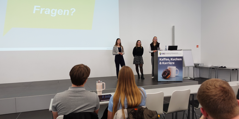 Bei Kaffee & Donuts gaben Larissa Behr, Bildungsreferentin der EBZ Akademie sowie Nea Wohlfarth und Mine Ulrich, Studien- und Karriereberatung der EBZ Business School, Einblicke in Bildungswege am EBZ. Bildquelle: EBZ.