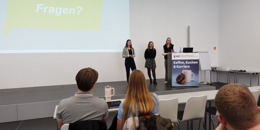 Bei Kaffee & Kuchen gaben Larissa Behr, Bildungsreferentin der EBZ Akademie sowie Nea Wohlfarth und Mine Ulrich, Studien- und Karriereberatung der EBZ Business School, Einblicke in Bildungswege am EBZ. Bildquelle: EBZ.