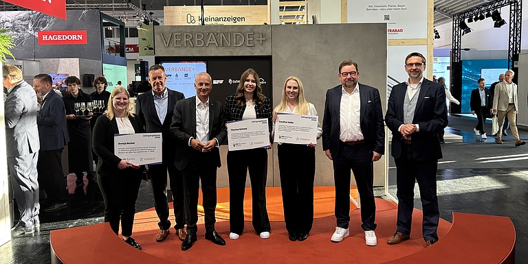 Bei der Masterehrung am Gemeinschaftsstand „Verbände+“ von BFW, GdW, IVD und VDIV (v. li.): Jahrgangsbeste Svenja Becker, Axel Gedaschko, Alexander Rychter, Theresa Schmid, Caroline Keßel, Dirk Salewski und Prof. Dr. Daniel Kaltofen. Bildquelle: EBZ / Torben Rehder.