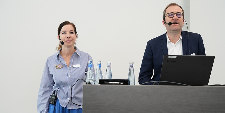 Schulleiter Dr. Christoph Winkler und seine Stellvertreterin Ines Leistenschneiderbei begrüßen die Gäste. Bildquelle: EBZ / Michael Gehling.