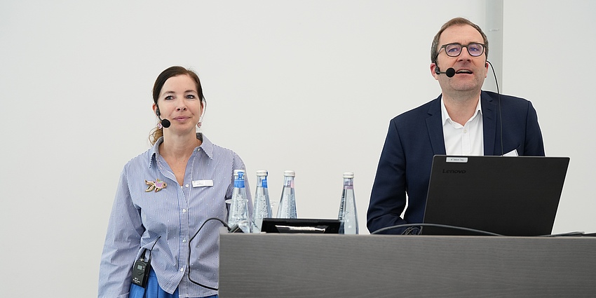 Schulleiter Dr. Christoph Winkler und seine Stellvertreterin Ines Leistenschneiderbei begrüßen die Gäste. Bildquelle: EBZ / Michael Gehling