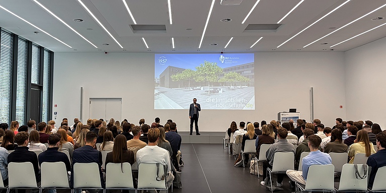 Rektor Prof. Dr. Daniel Kaltofen begrüßt die neuen Studentinnen und Studenten zum Wintersemester 2026/27 am Bochumer Campus der EBZ Business School. Rund 140 Studierende nahmen an der Auftaktveranstaltung teil. Bildquelle: EBZ Business School / Christina Bernsdorf.