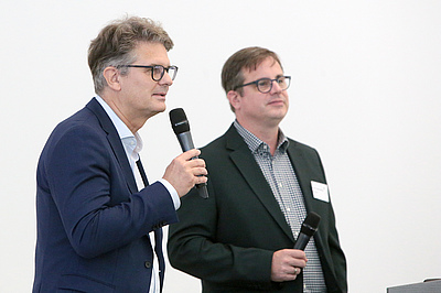 (v. li.) InWIS-Geschäftsführer Prof. Dr. Torsten Bölting und Dr. Oliver Gewand, GdW-Referatsleiter Stadtentwicklung, Wohnungsbau und Raumordnung stellten elf Thesen für eine resiliente Quartiersentwicklung zur Diskussion. Bildquelle: EBZ/Andreas Molatta.