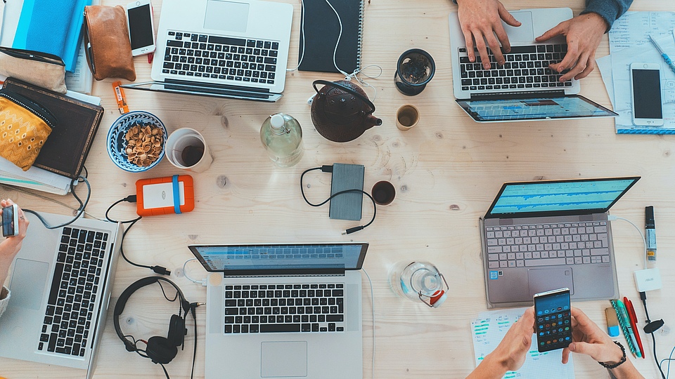 Digitalisierungskompetenzen – Das große Upskilling steht bevor Neue Kompetenzen bezogen auf die Digitalisierung sind in aller Munde. Daher möchten wir einen Blick auf die tatsächlich notwendigen Punkte werfen, was sind denn überhaupt Digitalisierungskompetenzen? Was brauchen Ihre MitarbeiterInnen für die dauerhafte Teilhabe an der digitalen Arbeitswelt? Und welches Umfeld ist erforderlich….