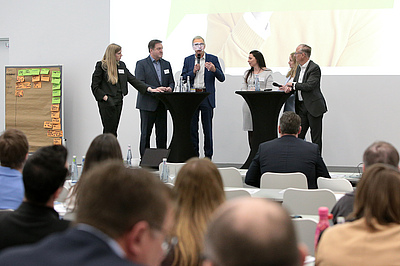 Beim Expertentalk: Moderatorin Kristina Klee, Olaf Rabsilber, Klaus Leuchtmann (EBZ), Natalia Bauer, Moderatorin Andrea Krisemendt und Alexander Rychter. Bildquelle: EBZ/Andreas Molatta