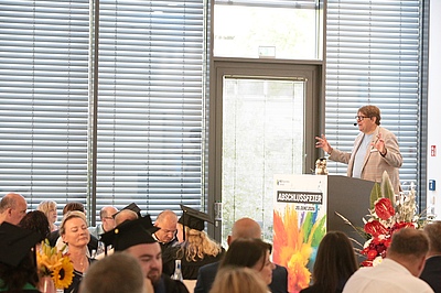 Dr. Rainer Reddehase FRICS, Geschäftsführer von Real Estate Stuttgart, richtete sich im Namen des Alumni-Vereins an die Absolventinnen und Absolventen. Bildquelle: Andreas Molatta.
