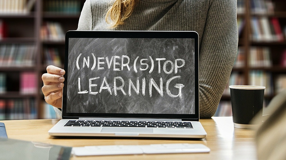 Angesichts der Dynamik in vielen Märkten müssen Mitarbeiter immer schneller auf neue Prozesse, Tools und Produkte geschult werden. Dies erfordert ein grundsätzliches Umdenken in der Weiterbildung. Mitarbeitertrainings werden zunehmend von den Fachbereichen initiiert, müssen einen signifikanten Nutzen für die Praxis stiften und gut in den täglichen Arbeitsalltag des Mitarbeiters integriert sein. Digitales Lernen, Präsenztrainings und soziales Lernen in Netzwerken müssen intelligent miteinander verzahnt werden. Wie dies konkret aussehen kann, auch unter Einbeziehung von Lernmanagementsystemen und modernen Kollaborationstools wie z.B. Teams365, möchte ich im Folgenden am Beispiel einer Trainingsreihe zur Bildungsberatung aus der EBZ Akademie beschreiben.