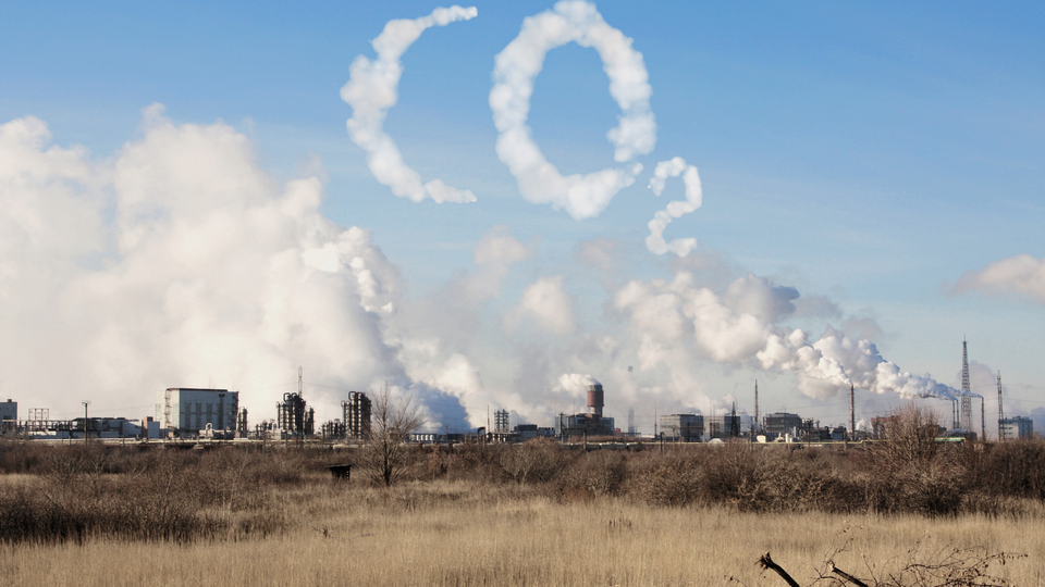 Die Wohnungs- und Immobilienbranche steht mehr denn je vor der Aufgabe einerseits klimaneutral zu handeln und andererseits ein effektives Energiemanagement anzubieten. Wir haben für Sie das Thema mit unseren Branchenexpert*Innen hinterleuchtet: Sie geben Antwort auf drei Fragen rund um Klimaneutralität und Energiemanagement.