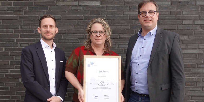 Die InWIS-Forschung & Beratung GmbH Geschäftsführer Prof. Dr. Torsten Bölting (rechts) und Marvin Feuchthofen FRICS (links) erhalten die Urkunde zum 25-jährigen Jubiläum von Jenni Duggen (IHK)