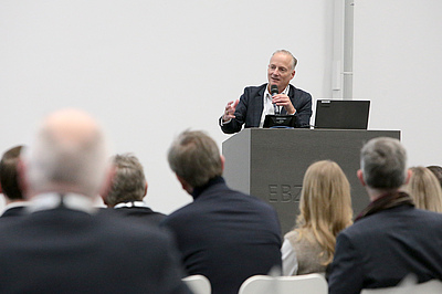 Alexander Rychter, Verbandsdirektor ordnete die aktuelle Markt- und Unternehmensentwicklung ein.