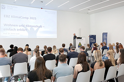 Prof. Armin Just, Professor für Bautechnik an der EBZ Business School, erklärte den Ansatz der sog. „Donut-Ökonomie“. 