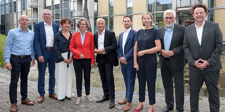 Das Sommerfest ist ein Event mit Strahlkraft (v. li.): Martin Dornieden (Vorsitzender des BFW-Landesverbandes NRW), Klaus Leuchtmann (EBZ-Vorstandsvorsitzender), Marion Sett (Vorsitzende des Verbandsrates und die Verbandspräsidentin des VdW Rheinland Westfalen), Ina Scharrenbach (NRW-Ministerin für Heimat, Kommunales, Bau und Digitalisierung), Alexander Rychter (Verbandsdirektor VdW Rheinland Westfalen), Marvin Feuchthofen (stellvertretender Vorstandsvorsitzender des EBZ), Elisabeth Gendziorra (Geschäftsführerin bei BFW-Landesverband NRW), Jörg Lukat (Bochumer Oberbürgermeister) und Alexander Klier (zuständig für ganzheitliche Konzepte und nachhaltige Lösungen für die Wohnungswirtschaft, Buderus Deutschland). Bildquelle: EBZ/Andreas Molatta. 