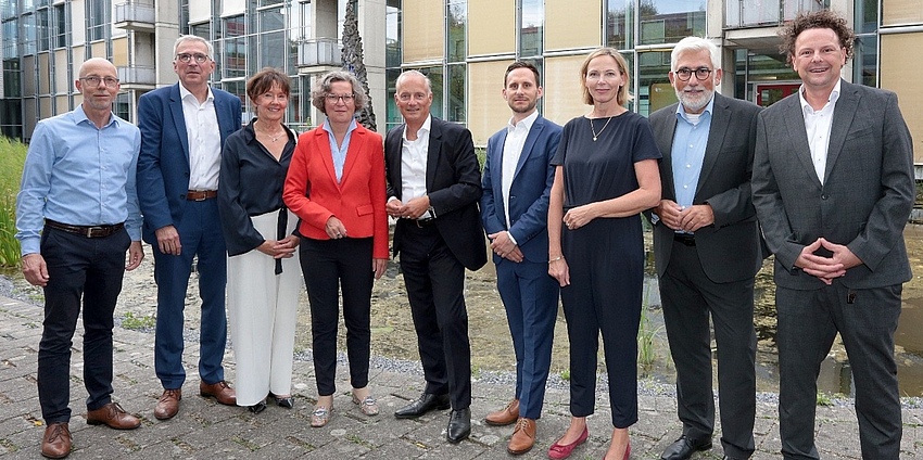 Das Sommerfest ist ein Event mit Strahlkraft (v. li.): Martin Dornieden (Vorsitzender des BFW-Landesverbandes NRW), Klaus Leuchtmann (EBZ-Vorstandsvorsitzender), Marion Sett (Vorsitzende des Verbandsrates und die Verbandspräsidentin des VdW Rheinland Westfalen), Ina Scharrenbach (NRW-Ministerin für Heimat, Kommunales, Bau und Digitalisierung), Alexander Rychter (Verbandsdirektor VdW Rheinland Westfalen), Marvin Feuchthofen (stellvertretender Vorstandsvorsitzender des EBZ), Elisabeth Gendziorra (Geschäftsführerin bei BFW-Landesverband NRW), Jörg Lukat (Bochumer Oberbürgermeister) und Alexander Klier (zuständig für ganzheitliche Konzepte und nachhaltige Lösungen für die Wohnungswirtschaft, Buderus Deutschland). Bildquelle: EBZ/Andreas Molatta. 