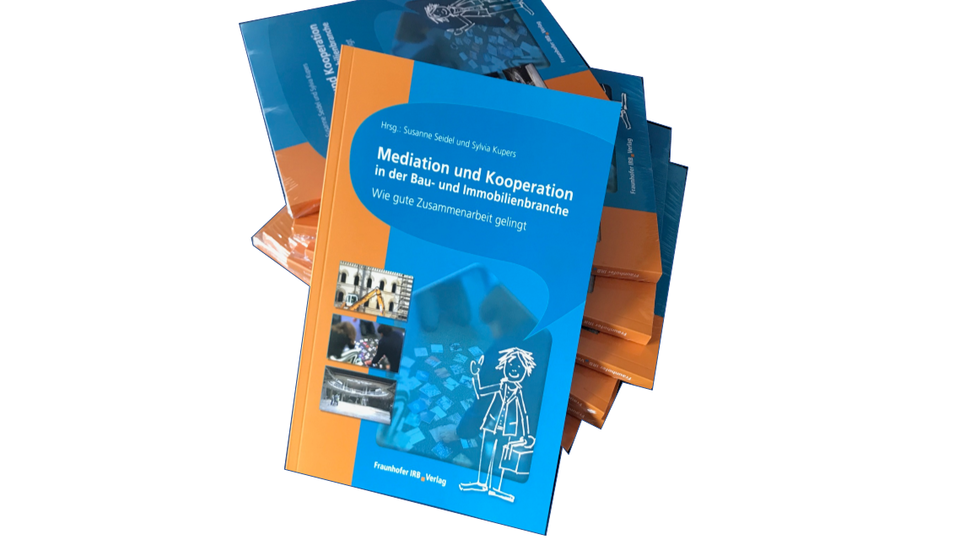 Unser Buchtipp: Mediation und Kooperation in der Bau- und Immobilienbranche In ihrem kürzlich erschienenen Buch „Mediation und Kooperation in der Bau- und Immobilienbranche“ schildern die Herausgeberinnen und Autorinnen, Sylvia Kupers (Dozentin am EBZ) und Susanne Seidel (Planungsmediatorin) sowie elf weitere Autorinnen und Autoren auf rund 180 Seiten anhand von Praxisbeispielen, wie gute Zusammenarbeit gelingt.