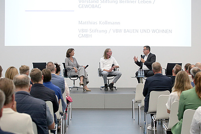 Podiumsdiskussion über neue Kompetenzen bei der Quartiersentwicklung.