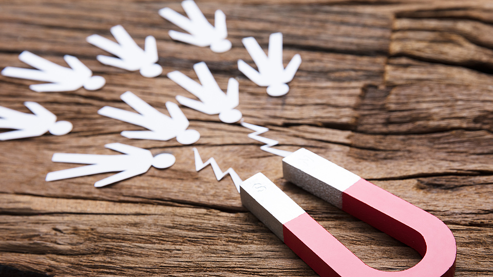 Employer-Branding ist in Zeiten des Fachkräftemangels einer der Buzz-Words der Stunde. Doch was macht eine erfolgreiche Arbeitgebermarke aus? Und wie differenziert man sich von der Masse, wenn alle Arbeitgeber von sich in den höchsten Tönen schwärmen?  Diese und weitere Fragen habe ich dem Expertenduo von Employer Telling im nachfolgenden Interview gestellt. 