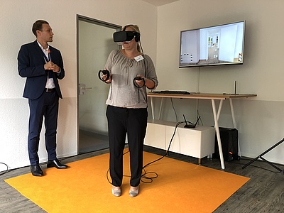 Sommerakademie 2018 im EBZ: Demonstration von Virtual Reality Brillen für die Wohnungsbesichtigung