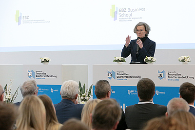 Ina Scharrenbach, Ministerin für Heimat, Kommunales, Bau und Digitalisierung des Landes Nordrhein-Westfalen, in ihrer Keynote über Immobilien und Bauen als Motor des Wandels. 