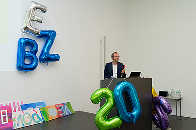 Schulleiter Dr. Christoph Winkler verabschiedet den Abschlussjahrgang 2026. Bildquelle: EBZ/ Michael Gehling.
