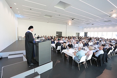 Rektor Prof. Dr. Daniel Kaltofen begrüßt zur diesjährigen Abschlussfeier.